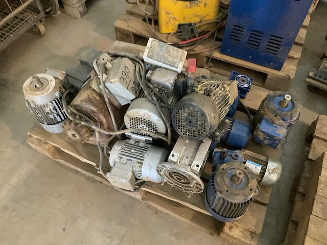 Lot electromotoren en waterpomp - afbeelding 7 van  9