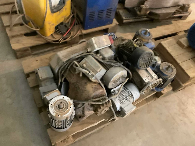 Lot electromotoren en waterpomp - afbeelding 8 van  9