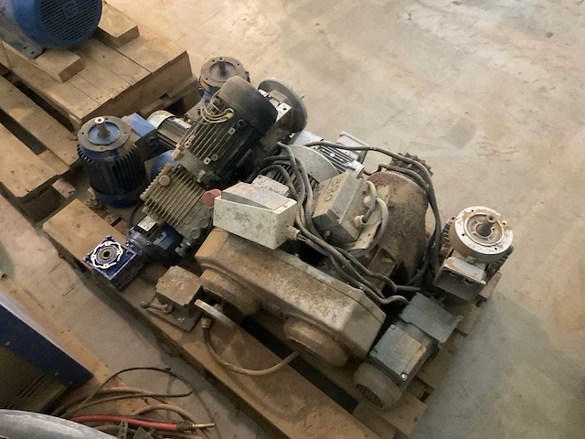 Lot electromotoren en waterpomp - afbeelding 9 van  9