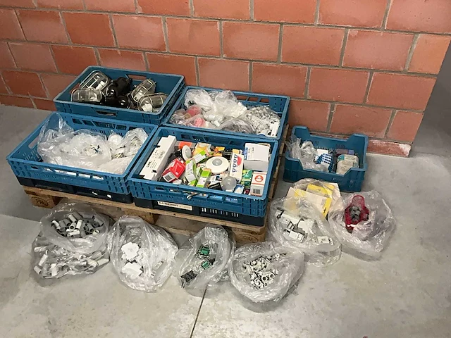 Lot elektriciteit benodigheden - afbeelding 1 van  9
