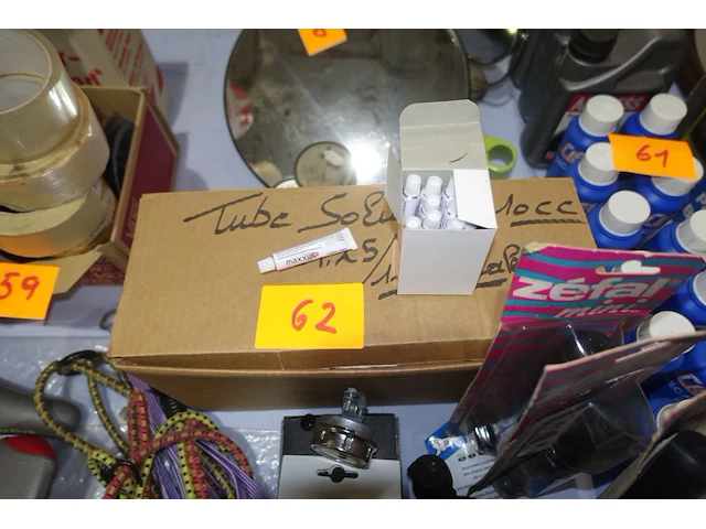 Lot fietsmateriaal o.a. 42x tube solutie, zelfklevende rustines, 3 fietspompen en fietsrekkels - afbeelding 1 van  2
