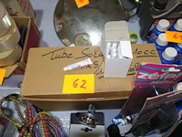 Lot fietsmateriaal o.a. 42x tube solutie, zelfklevende rustines, 3 fietspompen en fietsrekkels - afbeelding 1 van  2
