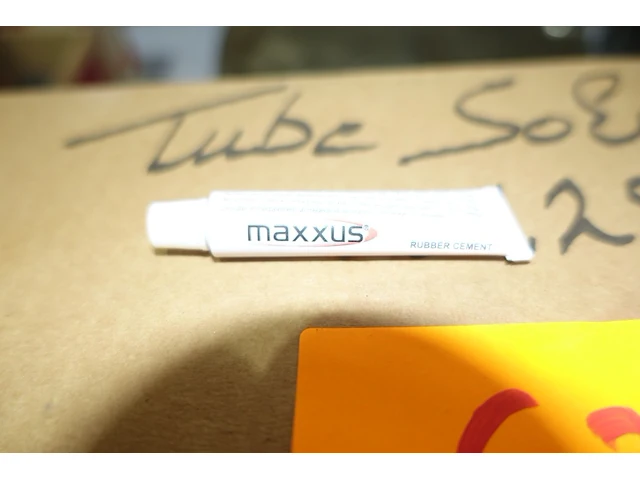 Lot fietsmateriaal o.a. 42x tube solutie, zelfklevende rustines, 3 fietspompen en fietsrekkels - afbeelding 2 van  2