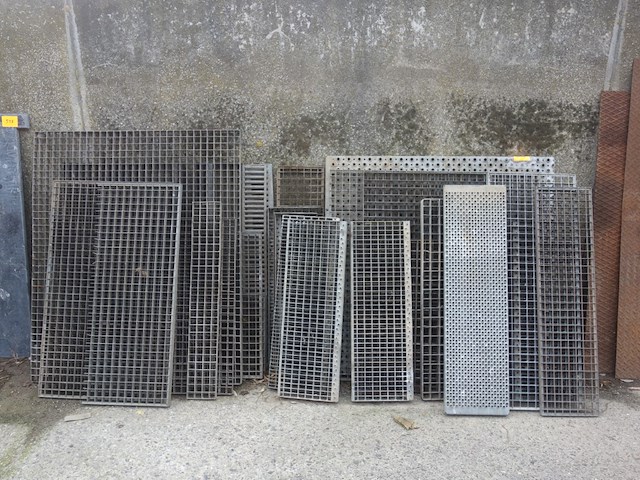 Lot gegalvaniseerde roosters - afbeelding 1 van  3