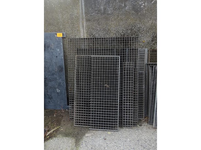 Lot gegalvaniseerde roosters - afbeelding 2 van  3