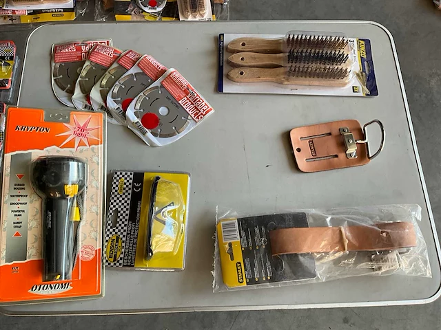 Lot gereedschappen en accessoires - afbeelding 1 van  2