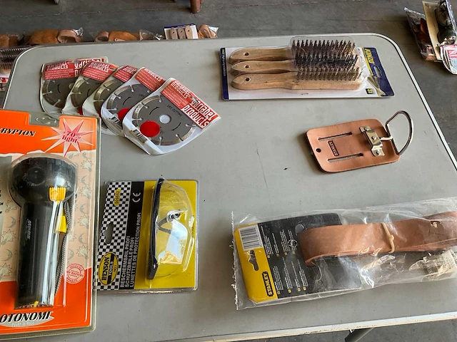 Lot gereedschappen en accessoires - afbeelding 2 van  2