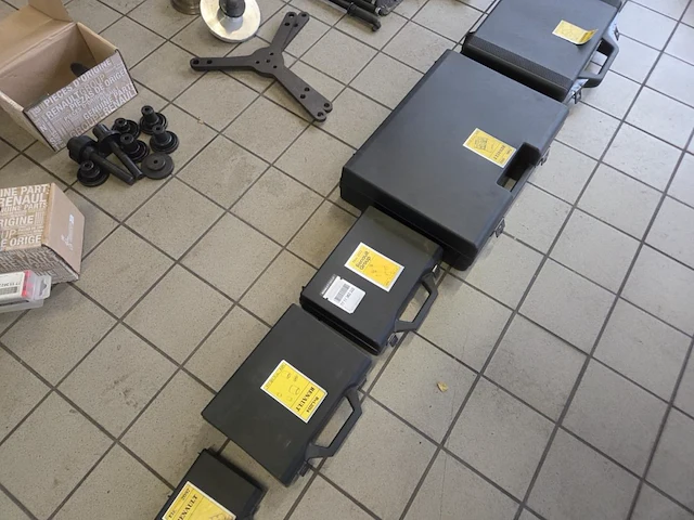 Lot gespecialiseerd renault gereedschappen - afbeelding 1 van  38