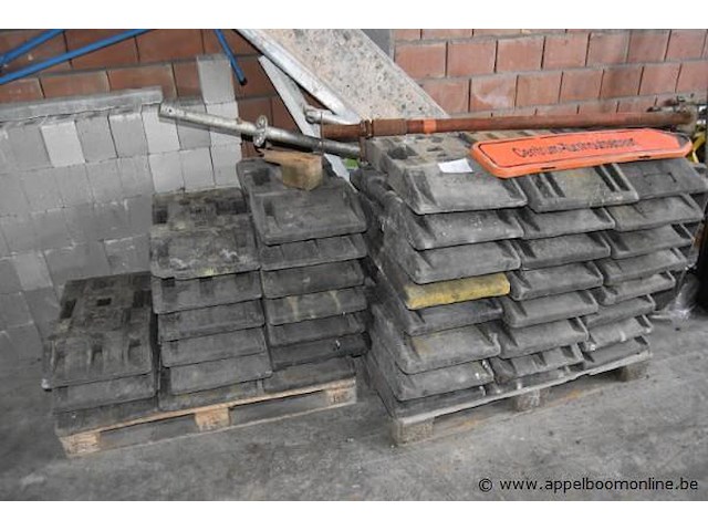 Lot gewichten verkeersborden - afbeelding 1 van  1