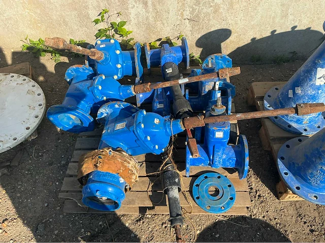 Lot gietijzeren afsluiters, kranen,koppelingen (200x) - afbeelding 3 van  32