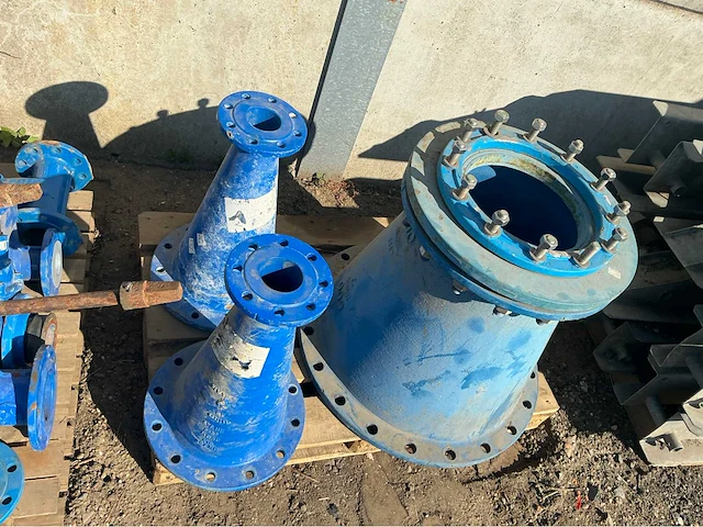 Lot gietijzeren afsluiters, kranen,koppelingen (200x) - afbeelding 4 van  32