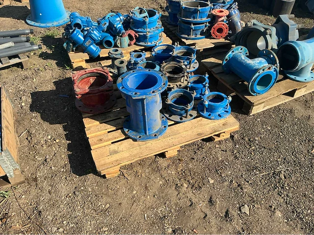 Lot gietijzeren afsluiters, kranen,koppelingen (200x) - afbeelding 7 van  32