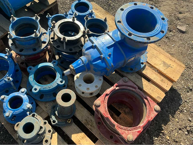 Lot gietijzeren afsluiters, kranen,koppelingen (200x) - afbeelding 1 van  32