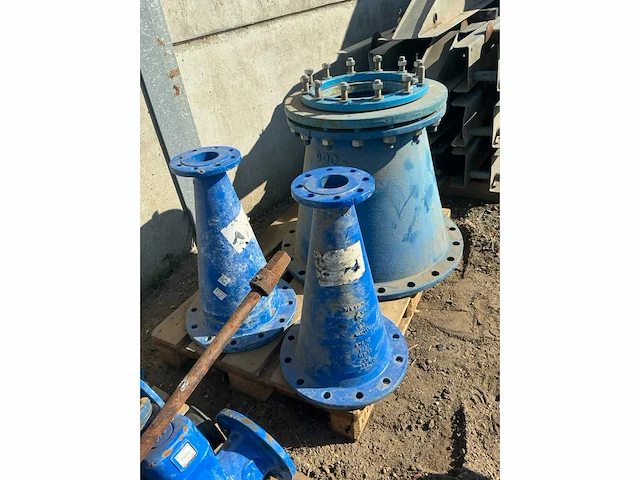 Lot gietijzeren afsluiters, kranen,koppelingen (200x) - afbeelding 15 van  32