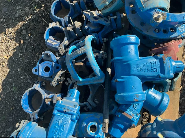 Lot gietijzeren afsluiters, kranen,koppelingen (200x) - afbeelding 19 van  32