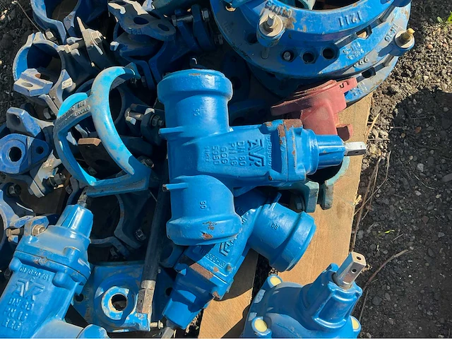 Lot gietijzeren afsluiters, kranen,koppelingen (200x) - afbeelding 21 van  32