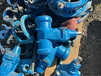 Lot gietijzeren afsluiters, kranen,koppelingen (200x) - afbeelding 21 van  32