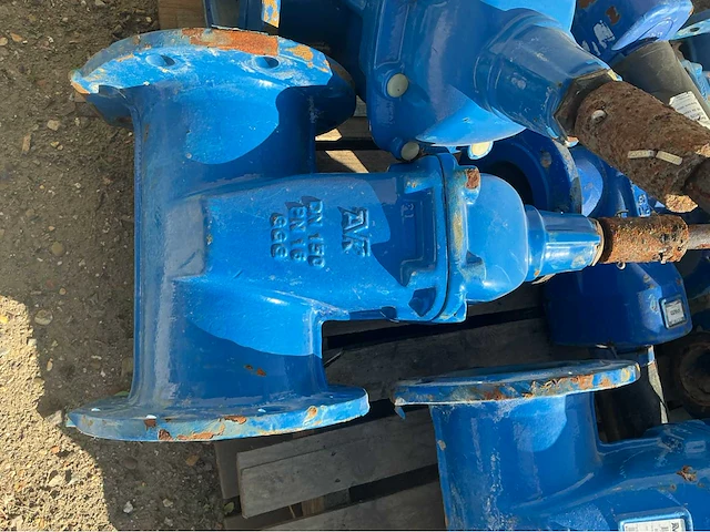 Lot gietijzeren afsluiters, kranen,koppelingen (200x) - afbeelding 22 van  32