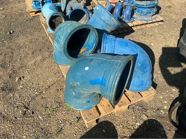 Lot gietijzeren afsluiters, kranen,koppelingen (200x) - afbeelding 12 van  32