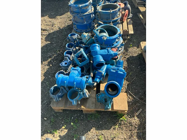 Lot gietijzeren afsluiters, kranen,koppelingen (200x) - afbeelding 25 van  32