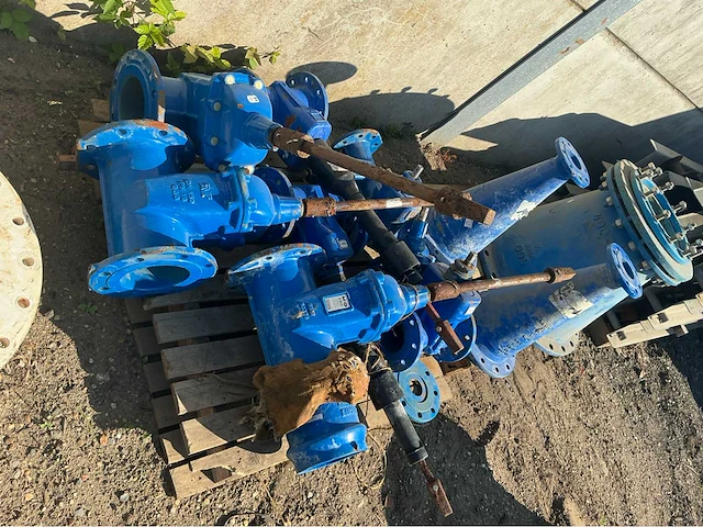 Lot gietijzeren afsluiters, kranen,koppelingen (200x) - afbeelding 27 van  32