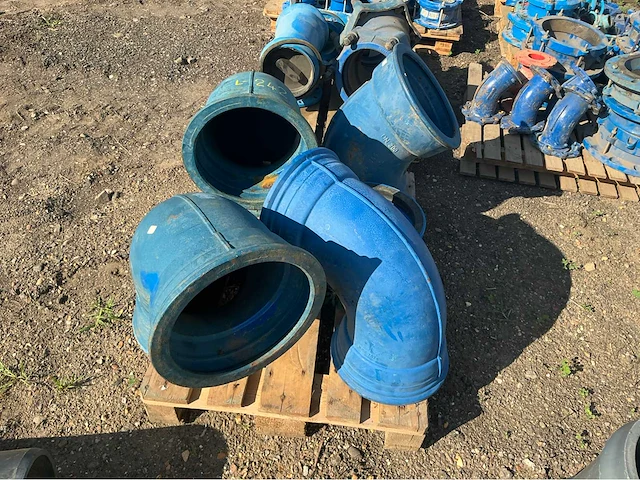 Lot gietijzeren afsluiters, kranen,koppelingen (200x) - afbeelding 28 van  32