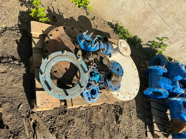 Lot gietijzeren afsluiters, kranen,koppelingen (200x) - afbeelding 30 van  32