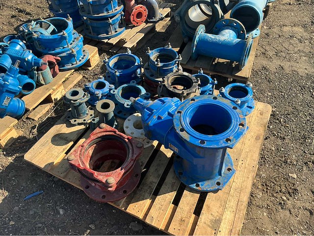 Lot gietijzeren afsluiters, kranen,koppelingen (200x) - afbeelding 6 van  32