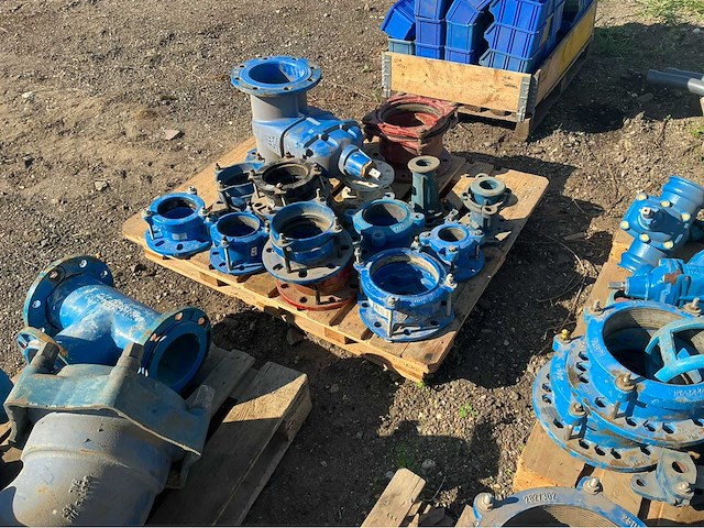 Lot gietijzeren afsluiters, kranen,koppelingen (200x) - afbeelding 14 van  32