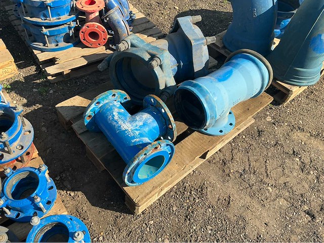 Lot gietijzeren afsluiters, kranen,koppelingen (200x) - afbeelding 20 van  32