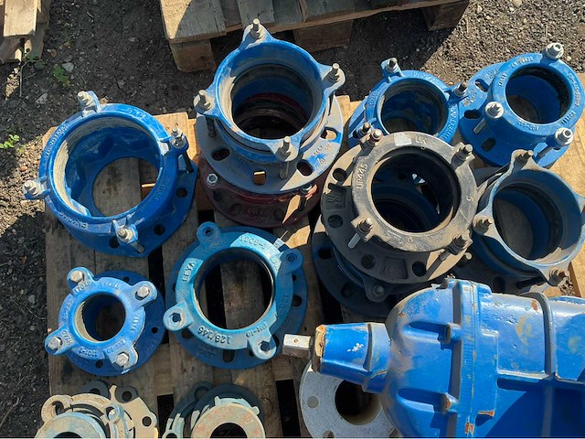 Lot gietijzeren afsluiters, kranen,koppelingen (200x) - afbeelding 29 van  32