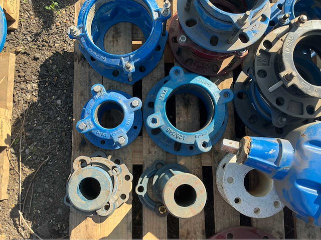 Lot gietijzeren afsluiters, kranen,koppelingen (200x) - afbeelding 32 van  32