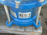 Lot gietijzeren koppelingen, kranen, afsluiters (300x) - afbeelding 2 van  36