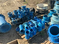 Lot gietijzeren koppelingen, kranen, afsluiters (300x) - afbeelding 3 van  36