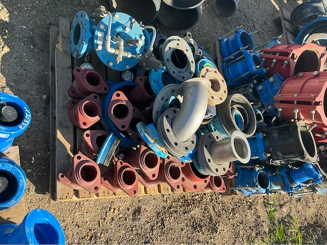 Lot gietijzeren koppelingen, kranen, afsluiters (300x) - afbeelding 8 van  36