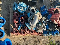 Lot gietijzeren koppelingen, kranen, afsluiters (300x) - afbeelding 8 van  36