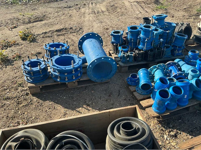 Lot gietijzeren koppelingen, kranen, afsluiters (300x) - afbeelding 9 van  36