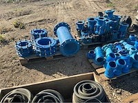 Lot gietijzeren koppelingen, kranen, afsluiters (300x) - afbeelding 9 van  36