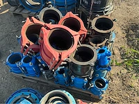 Lot gietijzeren koppelingen, kranen, afsluiters (300x) - afbeelding 1 van  36