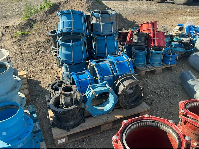 Lot gietijzeren koppelingen, kranen, afsluiters (300x) - afbeelding 15 van  36