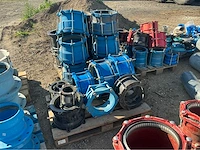 Lot gietijzeren koppelingen, kranen, afsluiters (300x) - afbeelding 15 van  36