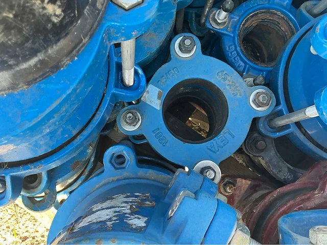 Lot gietijzeren koppelingen, kranen, afsluiters (300x) - afbeelding 16 van  36