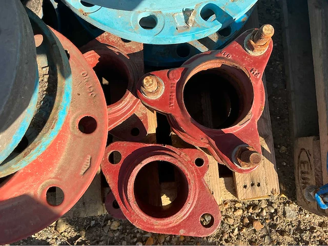 Lot gietijzeren koppelingen, kranen, afsluiters (300x) - afbeelding 24 van  36