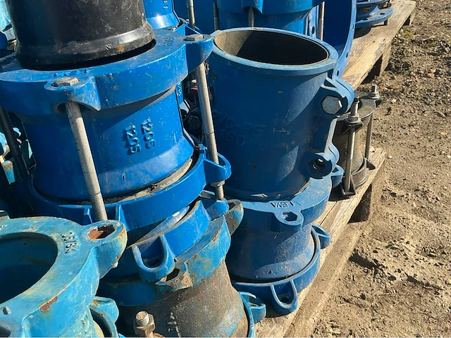 Lot gietijzeren koppelingen, kranen, afsluiters (300x) - afbeelding 25 van  36