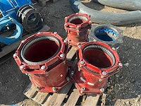 Lot gietijzeren koppelingen, kranen, afsluiters (300x) - afbeelding 27 van  36