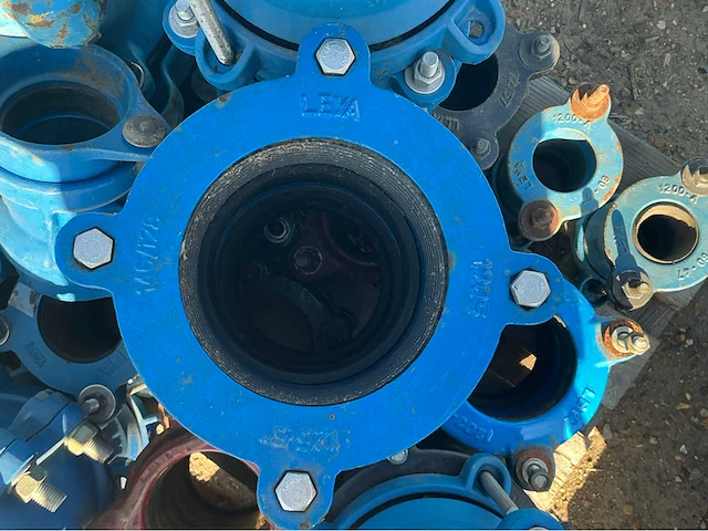 Lot gietijzeren koppelingen, kranen, afsluiters (300x) - afbeelding 28 van  36