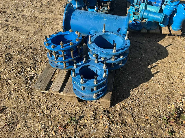 Lot gietijzeren koppelingen, kranen, afsluiters (300x) - afbeelding 23 van  36