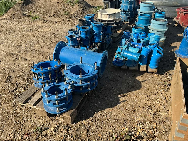 Lot gietijzeren koppelingen, kranen, afsluiters (300x) - afbeelding 31 van  36