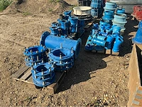 Lot gietijzeren koppelingen, kranen, afsluiters (300x) - afbeelding 31 van  36