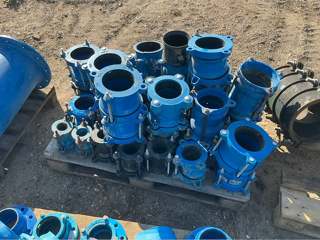 Lot gietijzeren koppelingen, kranen, afsluiters (300x) - afbeelding 33 van  36